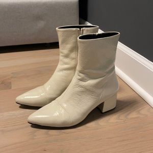 VAGABOND CREAM PATENT LEATHER ANKLE BOOTS SIZE 38 (8US)